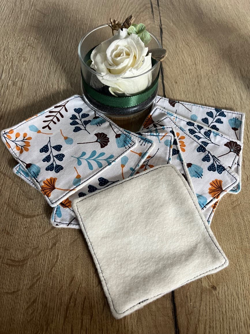 Lingettes carrées réutilisables avec une face douce écrue et une face à imprimé floral.