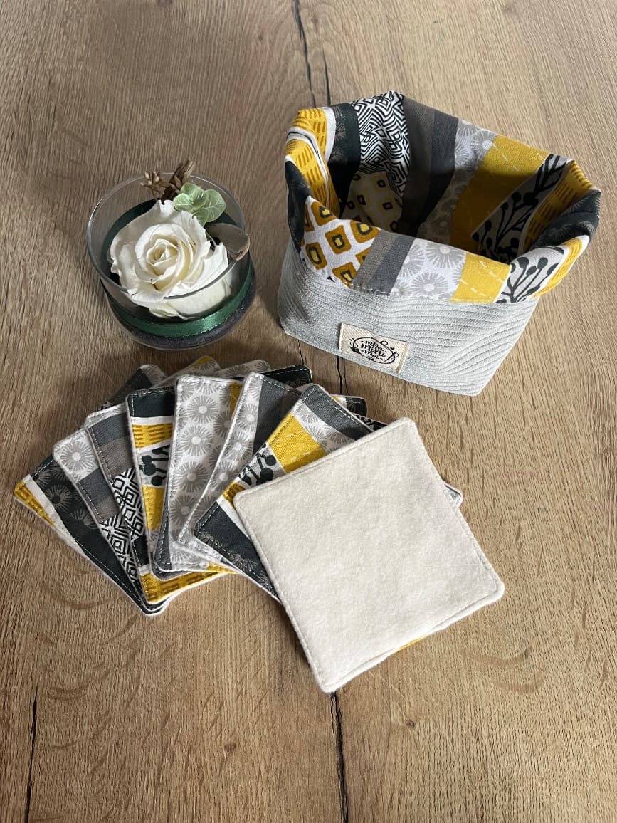 Panière en velours côtelé gris clair et ses 8 lingettes lavables assorties étalées en éventail.