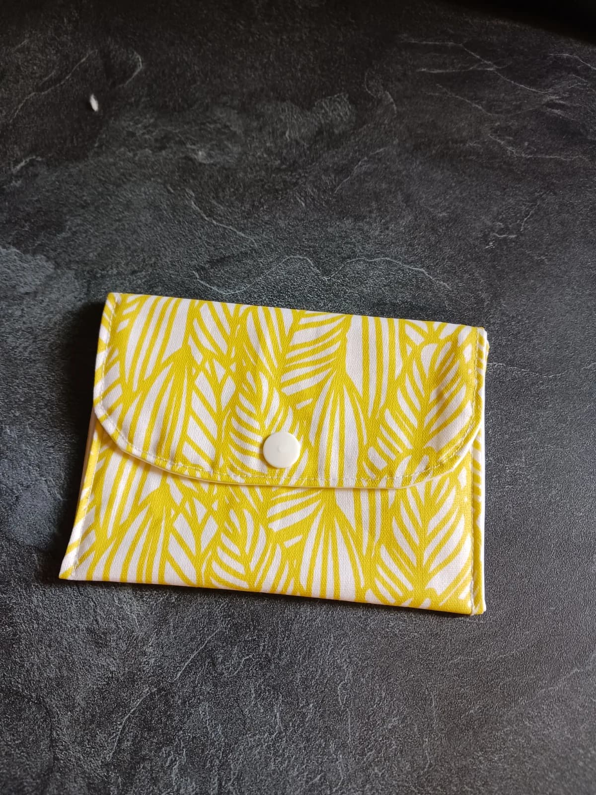 Pochette fermée en tissu à motifs végétaux jaunes et blancs avec rabat arrondi et bouton-pression